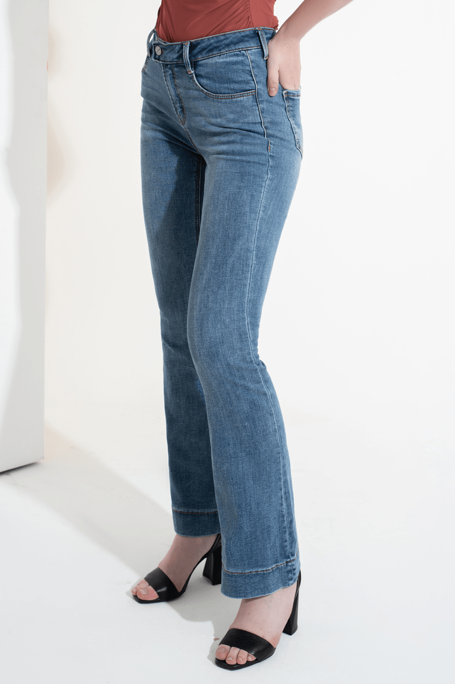 Quần Jeans dáng ống loe